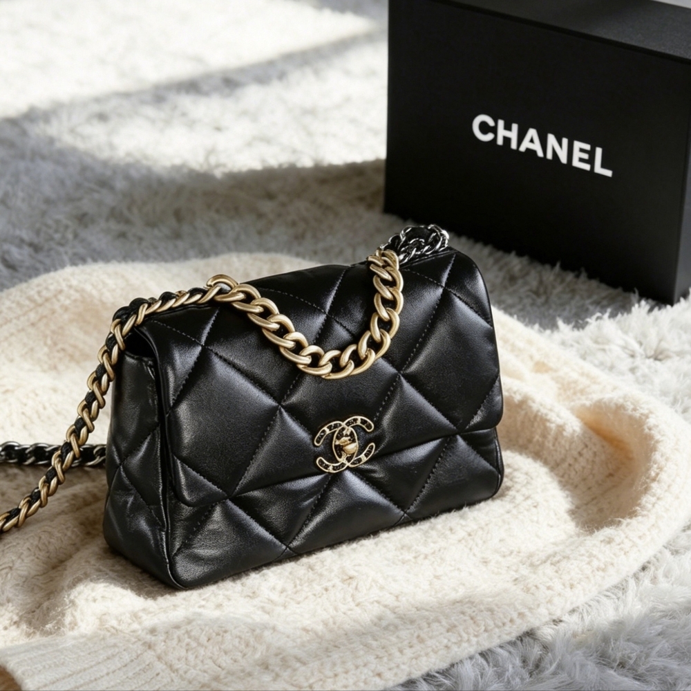 Chanel 19 Medium in Quilted Shiny Calfskin - Picture 2 of 7
